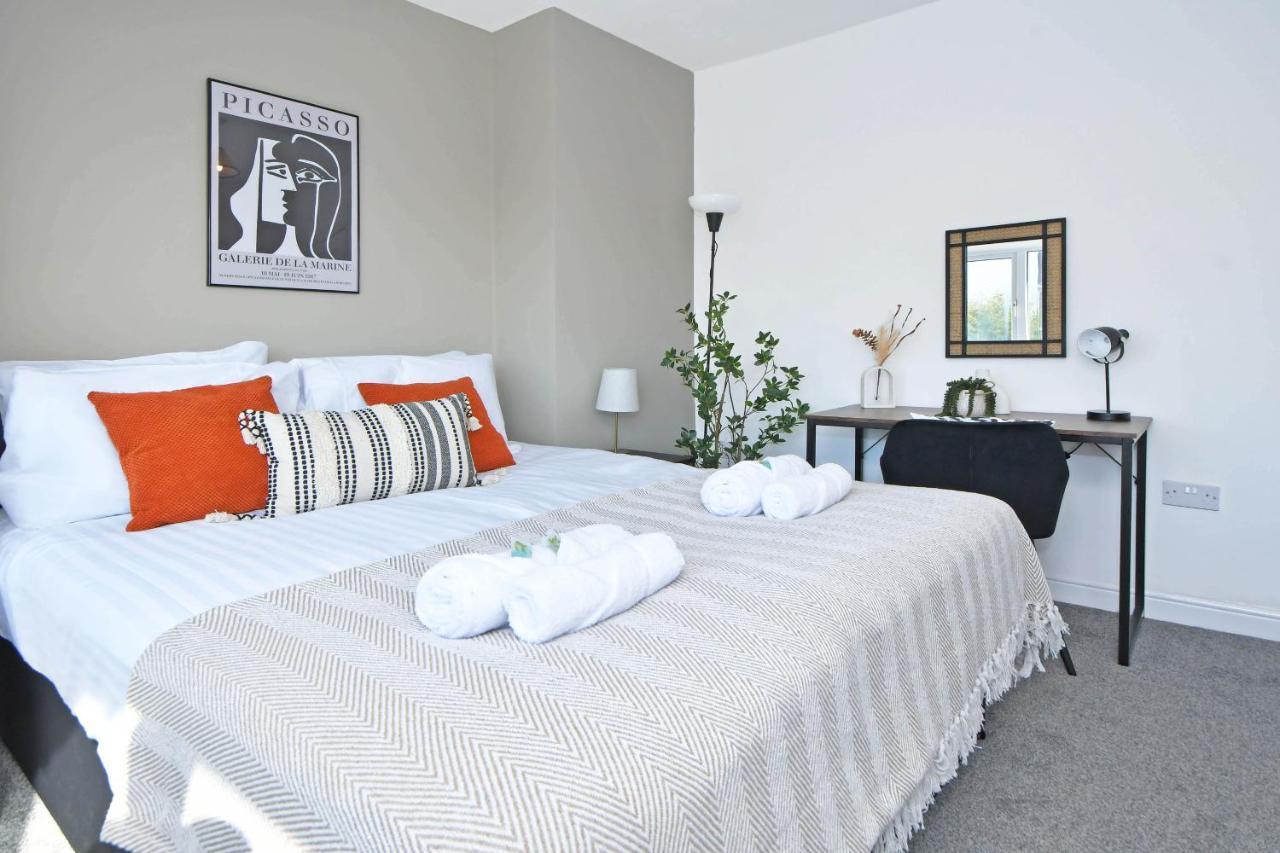 Lily House By Yourstays - Cosy 3 Bedroom House In Crewe Eksteriør billede