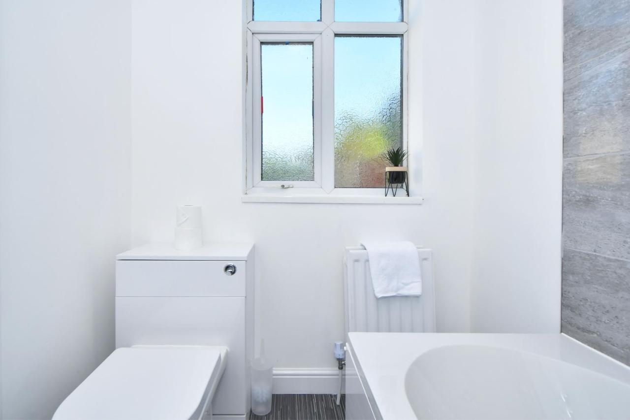 Lily House By Yourstays - Cosy 3 Bedroom House In Crewe Eksteriør billede